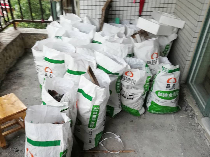 陽臺瓷磚拆除重裝：1、施工前，磚墻及附近區(qū)域?yàn)⑦m量水，減少灰塵對環(huán)境的污染，做到文明施工。     2、根據(jù)施工現(xiàn)場的實(shí)際情況，墻體拆除采用人工拆除（用一些簡單工具，如錘子、撬棍、鐵鍬、瓦刀等）的方法施工。拆除時，自上而下，不許用推到或拉倒方法拆除。     3、拆除時，將墻體劃分成若干段，每段的寬度大致與活動腳手架寬度相等，活動腳手架要有專人看護(hù)，自上而下，分層次，水平拆除。     4、拆除時，施工人員要站在穩(wěn)固的平臺上，禁止站在柱、墻截面上作業(yè)。     5、拆除完后，建筑垃圾要求外運(yùn)，然后現(xiàn)場清潔干凈。