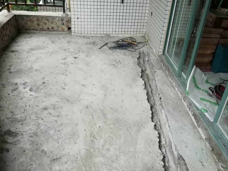 陽臺瓷磚拆除重裝：1、施工前，磚墻及附近區(qū)域?yàn)⑦m量水，減少灰塵對環(huán)境的污染，做到文明施工。     2、根據(jù)施工現(xiàn)場的實(shí)際情況，墻體拆除采用人工拆除（用一些簡單工具，如錘子、撬棍、鐵鍬、瓦刀等）的方法施工。拆除時，自上而下，不許用推到或拉倒方法拆除。     3、拆除時，將墻體劃分成若干段，每段的寬度大致與活動腳手架寬度相等，活動腳手架要有專人看護(hù)，自上而下，分層次，水平拆除。     4、拆除時，施工人員要站在穩(wěn)固的平臺上，禁止站在柱、墻截面上作業(yè)。     5、拆除完后，建筑垃圾要求外運(yùn)，然后現(xiàn)場清潔干凈。