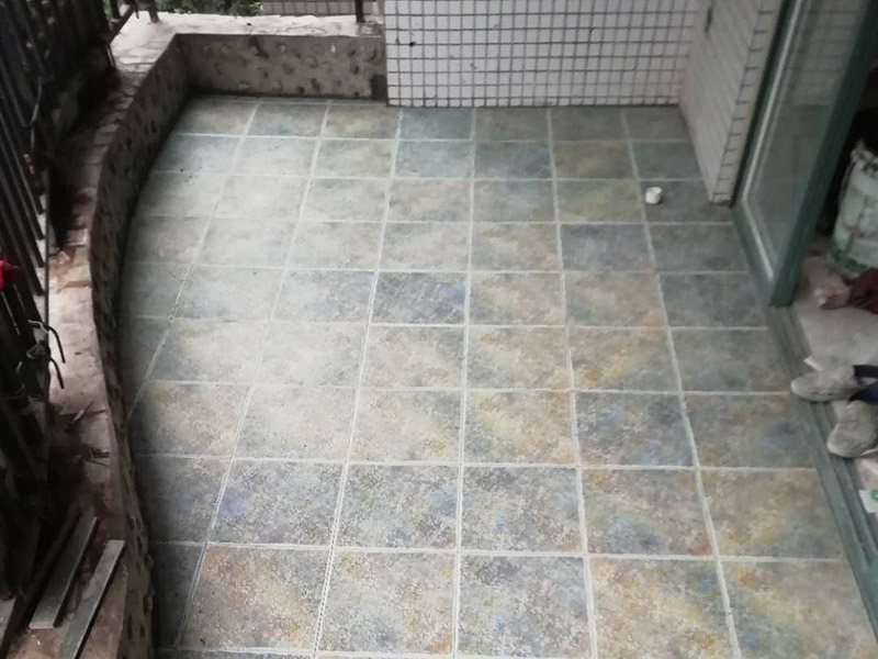 陽臺瓷磚拆除重裝：1、施工前，磚墻及附近區(qū)域?yàn)⑦m量水，減少灰塵對環(huán)境的污染，做到文明施工。     2、根據(jù)施工現(xiàn)場的實(shí)際情況，墻體拆除采用人工拆除（用一些簡單工具，如錘子、撬棍、鐵鍬、瓦刀等）的方法施工。拆除時，自上而下，不許用推到或拉倒方法拆除。     3、拆除時，將墻體劃分成若干段，每段的寬度大致與活動腳手架寬度相等，活動腳手架要有專人看護(hù)，自上而下，分層次，水平拆除。     4、拆除時，施工人員要站在穩(wěn)固的平臺上，禁止站在柱、墻截面上作業(yè)。     5、拆除完后，建筑垃圾要求外運(yùn)，然后現(xiàn)場清潔干凈。