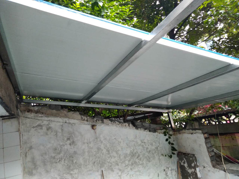 夾心彩鋼棚安裝：1、在進(jìn)行彩鋼夾芯板安裝的時(shí)候搬運(yùn)板材是常有的事,但搬運(yùn)也是有講究的,應(yīng)該小心的把兩頭同時(shí)抬起.這樣就可以防止損壞它的表面氧化膜。2、彩鋼夾芯板的固定方式,一般是有兩個(gè)；我們可以用自攻螺釘穿過墻板,來直接將夾心板固定在墻面次結(jié)構(gòu)上。3、在安裝的時(shí)候,也需要用到耐候膠(玻璃膠),注意利用耐候膠嵌縫密封的時(shí)候要保持它的緊密性,這樣就可以有效的防塵與雨水滲漏。4、對(duì)于安裝結(jié)束收尾的時(shí)候,我們還需要進(jìn)行檢查,在安裝完工后 我們要從上到下,進(jìn)行逐層的把墻板表面保護(hù)膜去掉,并逐層拆架,拆架注意墻板不能被劃傷或者是碰傷,檢查和清掃一些粘結(jié)物以及塵土等。