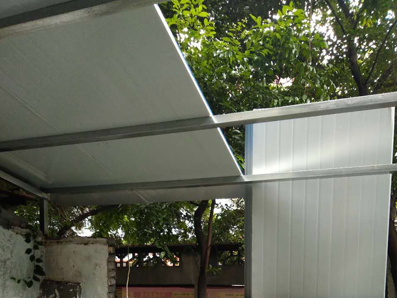 夾心彩鋼棚安裝：1、在進(jìn)行彩鋼夾芯板安裝的時(shí)候搬運(yùn)板材是常有的事,但搬運(yùn)也是有講究的,應(yīng)該小心的把兩頭同時(shí)抬起.這樣就可以防止損壞它的表面氧化膜。2、彩鋼夾芯板的固定方式,一般是有兩個(gè)；我們可以用自攻螺釘穿過墻板,來直接將夾心板固定在墻面次結(jié)構(gòu)上。3、在安裝的時(shí)候,也需要用到耐候膠(玻璃膠),注意利用耐候膠嵌縫密封的時(shí)候要保持它的緊密性,這樣就可以有效的防塵與雨水滲漏。4、對(duì)于安裝結(jié)束收尾的時(shí)候,我們還需要進(jìn)行檢查,在安裝完工后 我們要從上到下,進(jìn)行逐層的把墻板表面保護(hù)膜去掉,并逐層拆架,拆架注意墻板不能被劃傷或者是碰傷,檢查和清掃一些粘結(jié)物以及塵土等。