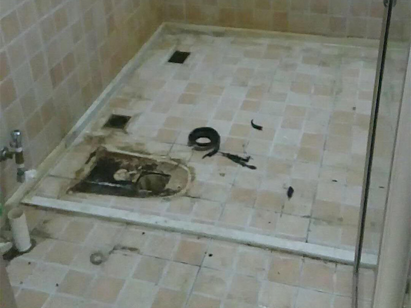 馬桶下水管維修：1、大多數(shù)人的解決辦法就是找專門維修解決下水管漏水的工人，其實不然，很多時候只要找對了下水管漏水的原因，我們自己就可以動手解決下水管漏水的問題。如果是下水管破裂，更換新的；如果是零件松動，可以找扳手，把零件擰緊，再用專門的膠粘劑，用布袋或者其他材料纏繞水管。2、維修處理辦法，就是用玻璃膠涂膜在水管破裂的周圍，或者是下水管漏水的位置，之后，先不要忙用水，等到第二天再用水，試看看衛(wèi)生間下水管漏水是否維修好，如果沒有漏水了，就說明玻璃膠已經(jīng)把漏水的地方粘接在了一起。