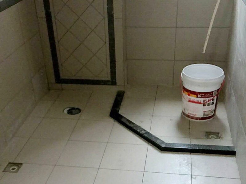 衛(wèi)生間瓷磚鋪貼：基層處理：將凸出墻面的混凝土剔平，對(duì)于基體為混凝土表面很光滑的要鑿毛，或用可摻界劑膠的水泥水細(xì)砂漿做小拉毛墻，也可以刷界面劑、并澆水濕潤(rùn)基層。浸磚：面磚鑲貼前，應(yīng)挑選顏色、規(guī)格一致的磚；浸泡磚時(shí)，將面磚清掃干凈，放入凈水中浸泡2小時(shí)上，取出待表面晾干或擦干凈后方可使用。粘貼面磚：粘貼應(yīng)自下而上進(jìn)行。抹8㎜厚1：0.1：2.5水泥石灰膏砂漿結(jié)合層，要刮平，隨抹隨自上而下粘貼面磚，要求砂漿飽滿，虧灰時(shí)，取下重貼，并隨時(shí)用靠尺檢查整度，同時(shí)保證縫隙寬度一致。