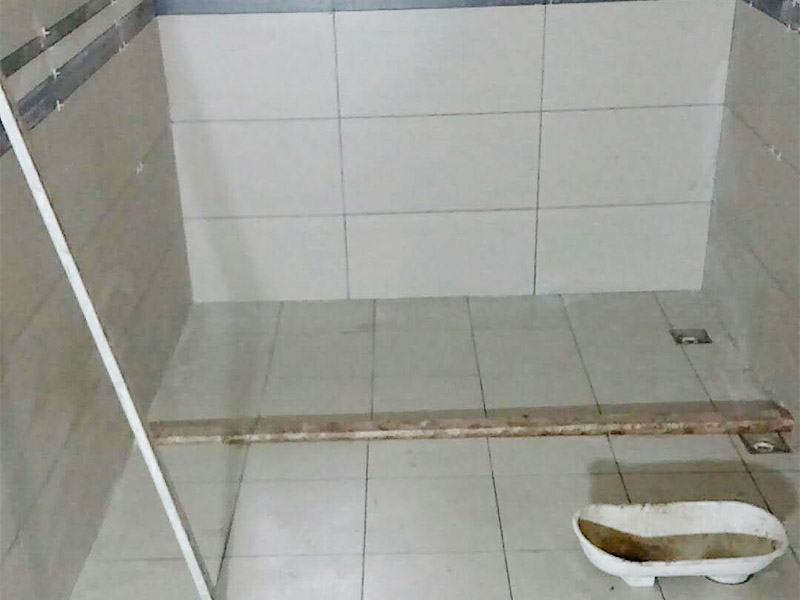 衛(wèi)生間瓷磚鋪貼：基層處理：將凸出墻面的混凝土剔平，對(duì)于基體為混凝土表面很光滑的要鑿毛，或用可摻界劑膠的水泥水細(xì)砂漿做小拉毛墻，也可以刷界面劑、并澆水濕潤(rùn)基層。浸磚：面磚鑲貼前，應(yīng)挑選顏色、規(guī)格一致的磚；浸泡磚時(shí)，將面磚清掃干凈，放入凈水中浸泡2小時(shí)上，取出待表面晾干或擦干凈后方可使用。粘貼面磚：粘貼應(yīng)自下而上進(jìn)行。抹8㎜厚1：0.1：2.5水泥石灰膏砂漿結(jié)合層，要刮平，隨抹隨自上而下粘貼面磚，要求砂漿飽滿，虧灰時(shí)，取下重貼，并隨時(shí)用靠尺檢查整度，同時(shí)保證縫隙寬度一致。