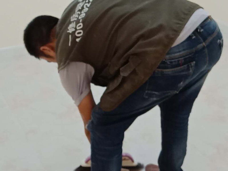 新房裝修案例：到施工階段，主體拆改是最先上的一個項目，主要包括拆墻、砌墻、鏟墻皮、拆暖氣、換塑鋼窗等等。主體拆改說白了，就是先把工地的框架先搭起來。水電路改造之前，主體結構拆改應該基本完成了。在水電改造和主體拆改之間，還應該進行櫥柜的第一次測量。木工、瓦工、油工是施工的&ldquo;三兄弟&rdquo;，基本出場順序是：木瓦油，出場原則是&mdash;&mdash;&ldquo;誰臟誰先上&rdquo;，這也是決定家裝順序的基本原則之一。其實像包立管、做裝飾吊頂、貼石膏線之類的木工活從某種意義上說也可以作為主體拆改的細環(huán)節(jié)考慮，本身和水電路改造并不沖突，有時候還需要一些配合。在廚衛(wèi)吊頂?shù)耐瑫r，廚衛(wèi)的防潮吸頂燈、浴霸應該已經(jīng)買好了，最好把廚衛(wèi)吸頂燈、排風扇(浴霸)同時裝好，或者留出線頭和開孔。吊頂結束后，可以約櫥柜上門安裝了。同時安裝的還有水槽和煤氣灶，櫥柜安裝之前最好協(xié)調物業(yè)把煤氣通了，方便煤氣灶裝好之后需要試氣。