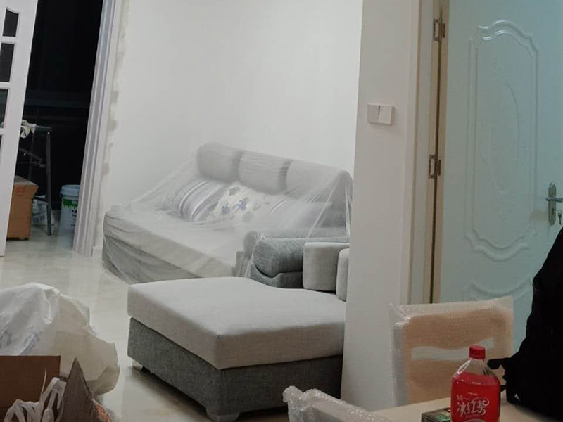 新房裝修案例：到施工階段，主體拆改是最先上的一個項目，主要包括拆墻、砌墻、鏟墻皮、拆暖氣、換塑鋼窗等等。主體拆改說白了，就是先把工地的框架先搭起來。水電路改造之前，主體結構拆改應該基本完成了。在水電改造和主體拆改之間，還應該進行櫥柜的第一次測量。木工、瓦工、油工是施工的&ldquo;三兄弟&rdquo;，基本出場順序是：木瓦油，出場原則是&mdash;&mdash;&ldquo;誰臟誰先上&rdquo;，這也是決定家裝順序的基本原則之一。其實像包立管、做裝飾吊頂、貼石膏線之類的木工活從某種意義上說也可以作為主體拆改的細環(huán)節(jié)考慮，本身和水電路改造并不沖突，有時候還需要一些配合。在廚衛(wèi)吊頂?shù)耐瑫r，廚衛(wèi)的防潮吸頂燈、浴霸應該已經(jīng)買好了，最好把廚衛(wèi)吸頂燈、排風扇(浴霸)同時裝好，或者留出線頭和開孔。吊頂結束后，可以約櫥柜上門安裝了。同時安裝的還有水槽和煤氣灶，櫥柜安裝之前最好協(xié)調物業(yè)把煤氣通了，方便煤氣灶裝好之后需要試氣。