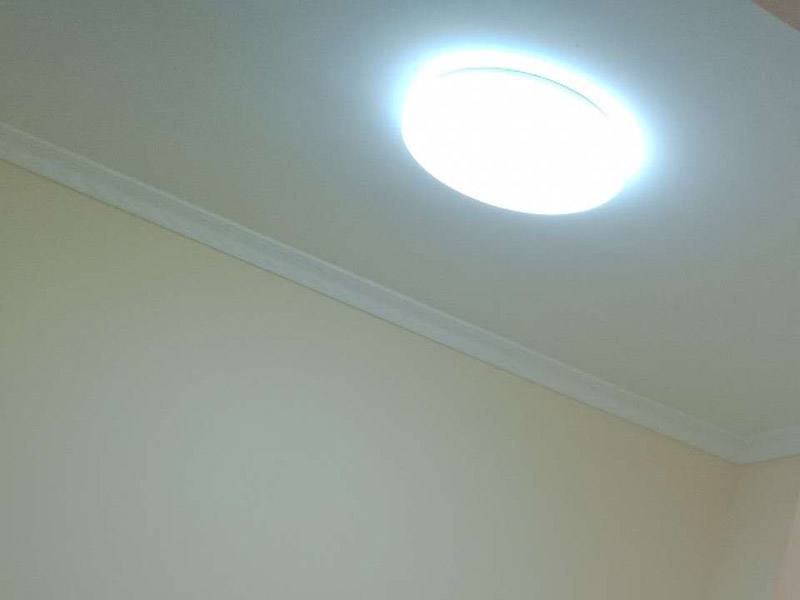 新房裝修案例：到施工階段，主體拆改是最先上的一個項目，主要包括拆墻、砌墻、鏟墻皮、拆暖氣、換塑鋼窗等等。主體拆改說白了，就是先把工地的框架先搭起來。水電路改造之前，主體結構拆改應該基本完成了。在水電改造和主體拆改之間，還應該進行櫥柜的第一次測量。木工、瓦工、油工是施工的&ldquo;三兄弟&rdquo;，基本出場順序是：木瓦油，出場原則是&mdash;&mdash;&ldquo;誰臟誰先上&rdquo;，這也是決定家裝順序的基本原則之一。其實像包立管、做裝飾吊頂、貼石膏線之類的木工活從某種意義上說也可以作為主體拆改的細環(huán)節(jié)考慮，本身和水電路改造并不沖突，有時候還需要一些配合。在廚衛(wèi)吊頂?shù)耐瑫r，廚衛(wèi)的防潮吸頂燈、浴霸應該已經(jīng)買好了，最好把廚衛(wèi)吸頂燈、排風扇(浴霸)同時裝好，或者留出線頭和開孔。吊頂結束后，可以約櫥柜上門安裝了。同時安裝的還有水槽和煤氣灶，櫥柜安裝之前最好協(xié)調物業(yè)把煤氣通了，方便煤氣灶裝好之后需要試氣。