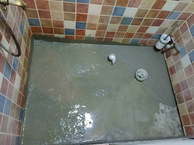 廁所管道重裝，地面找平：1、關(guān)閉水管總閥。(即水表前面的水管開關(guān))2、打開水龍頭20分鐘，確保沒水再滴后關(guān)閉所有的水龍頭。3、關(guān)閉馬桶水箱和洗衣機(jī)等進(jìn)水開關(guān)。4、打開水管總閥。5、打開總閥后20分鐘，查看水表是否走動(dòng)，包括緩慢的走動(dòng)。如果有走動(dòng)，即為漏水了。如果沒有走動(dòng)，可能沒事。建議施工完一定要進(jìn)行水壓測(cè)試實(shí)驗(yàn)，一般打壓8公斤，時(shí)間20-30分鐘。 在地面找平工程上，我們需要注意3個(gè)小方面，即平整度、地面抹灰及養(yǎng)護(hù)。地面找平對(duì)平整度有極高的要求，它通常將地面平整度分為3個(gè)環(huán)節(jié)分別采取不同的措施進(jìn)行修整，嚴(yán)格控制地面落差。另一方面，地面抹灰是地面找平不可缺少的一個(gè)環(huán)節(jié)，我們常根據(jù)面層抹灰的厚度來找出地面抹平的基準(zhǔn)線。最后但同樣重要的是地面的養(yǎng)護(hù)，在地面找平工作完成后是需要對(duì)地面進(jìn)行養(yǎng)護(hù)的，我們可以通過適量灑水養(yǎng)護(hù)，并且養(yǎng)護(hù)的時(shí)間應(yīng)該不少于7天，這樣才能保證地面找平工程的質(zhì)量。