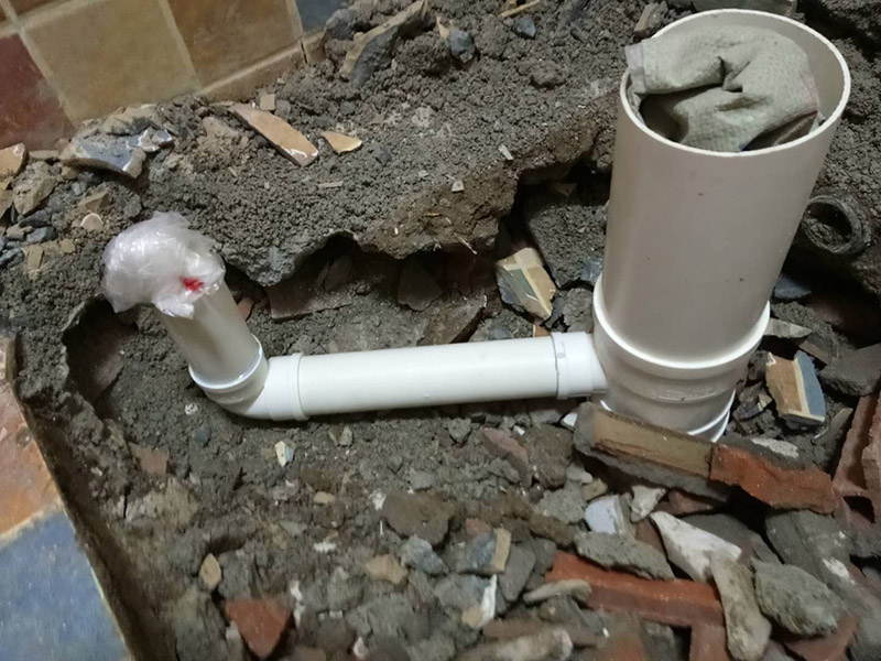 廁所管道重裝，地面找平：1、關(guān)閉水管總閥。(即水表前面的水管開關(guān))2、打開水龍頭20分鐘，確保沒水再滴后關(guān)閉所有的水龍頭。3、關(guān)閉馬桶水箱和洗衣機(jī)等進(jìn)水開關(guān)。4、打開水管總閥。5、打開總閥后20分鐘，查看水表是否走動(dòng)，包括緩慢的走動(dòng)。如果有走動(dòng)，即為漏水了。如果沒有走動(dòng)，可能沒事。建議施工完一定要進(jìn)行水壓測(cè)試實(shí)驗(yàn)，一般打壓8公斤，時(shí)間20-30分鐘。 在地面找平工程上，我們需要注意3個(gè)小方面，即平整度、地面抹灰及養(yǎng)護(hù)。地面找平對(duì)平整度有極高的要求，它通常將地面平整度分為3個(gè)環(huán)節(jié)分別采取不同的措施進(jìn)行修整，嚴(yán)格控制地面落差。另一方面，地面抹灰是地面找平不可缺少的一個(gè)環(huán)節(jié)，我們常根據(jù)面層抹灰的厚度來找出地面抹平的基準(zhǔn)線。最后但同樣重要的是地面的養(yǎng)護(hù)，在地面找平工作完成后是需要對(duì)地面進(jìn)行養(yǎng)護(hù)的，我們可以通過適量灑水養(yǎng)護(hù)，并且養(yǎng)護(hù)的時(shí)間應(yīng)該不少于7天，這樣才能保證地面找平工程的質(zhì)量。