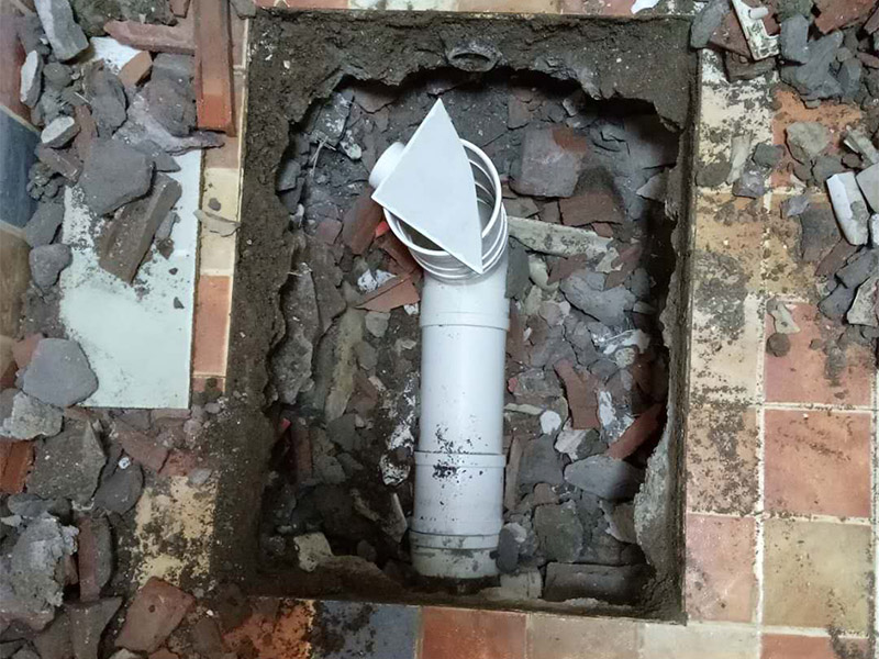 廁所管道重裝，地面找平：1、關(guān)閉水管總閥。(即水表前面的水管開關(guān))2、打開水龍頭20分鐘，確保沒水再滴后關(guān)閉所有的水龍頭。3、關(guān)閉馬桶水箱和洗衣機(jī)等進(jìn)水開關(guān)。4、打開水管總閥。5、打開總閥后20分鐘，查看水表是否走動(dòng)，包括緩慢的走動(dòng)。如果有走動(dòng)，即為漏水了。如果沒有走動(dòng)，可能沒事。建議施工完一定要進(jìn)行水壓測(cè)試實(shí)驗(yàn)，一般打壓8公斤，時(shí)間20-30分鐘。 在地面找平工程上，我們需要注意3個(gè)小方面，即平整度、地面抹灰及養(yǎng)護(hù)。地面找平對(duì)平整度有極高的要求，它通常將地面平整度分為3個(gè)環(huán)節(jié)分別采取不同的措施進(jìn)行修整，嚴(yán)格控制地面落差。另一方面，地面抹灰是地面找平不可缺少的一個(gè)環(huán)節(jié)，我們常根據(jù)面層抹灰的厚度來找出地面抹平的基準(zhǔn)線。最后但同樣重要的是地面的養(yǎng)護(hù)，在地面找平工作完成后是需要對(duì)地面進(jìn)行養(yǎng)護(hù)的，我們可以通過適量灑水養(yǎng)護(hù)，并且養(yǎng)護(hù)的時(shí)間應(yīng)該不少于7天，這樣才能保證地面找平工程的質(zhì)量。