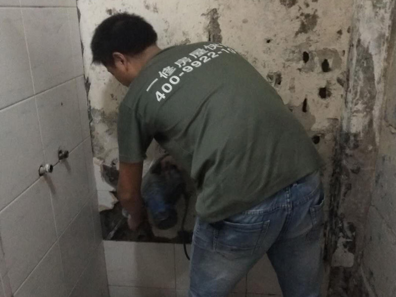 局部瓷磚拆除裝修：衛(wèi)浴用具拆除后可以對墻面瓷磚進行拆卸。拆卸一般是從墻體的下方往上方敲，從瓷磚的邊緣往里面敲，還需要根據(jù)拆卸的位置選擇適當?shù)那么u力度。敲磚是從墻體下方開始敲，從每塊瓷磚的邊緣開始敲。如果先敲上面的瓷磚，地面堆積瓷磚較多，擋住墻體下面的瓷磚，不利于拆卸。另外，敲磚過程中，要不是對地面的瓷磚進行清理，以免瓷磚過多堆積，減慢施工進度以及造成施工意外。 由于二手房的衛(wèi)浴在之前是做了一次防水的，因此在敲磚時必須注意防水層的處理，與屋主溝通好，防水層是否打掉。舊的防水層一般都不打掉，在敲磚后，在原有的防水層上面，再薄薄做一層防水，以提高衛(wèi)浴的防水能力。但如果屋主需要把防水敲掉重新再做。則敲磚需要打到批土層或打到見底。敲插座和龍頭附近的瓷磚時，要慢慢敲，小心摸清電線和水管的走向，以防損壞電線和水管。如果電線或水管已經(jīng)損壞了，要及時進行修補處理，以免留下更多后續(xù)工程。