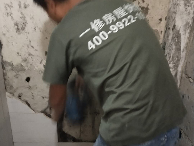 局部瓷磚拆除裝修：衛(wèi)浴用具拆除后可以對墻面瓷磚進行拆卸。拆卸一般是從墻體的下方往上方敲，從瓷磚的邊緣往里面敲，還需要根據(jù)拆卸的位置選擇適當?shù)那么u力度。敲磚是從墻體下方開始敲，從每塊瓷磚的邊緣開始敲。如果先敲上面的瓷磚，地面堆積瓷磚較多，擋住墻體下面的瓷磚，不利于拆卸。另外，敲磚過程中，要不是對地面的瓷磚進行清理，以免瓷磚過多堆積，減慢施工進度以及造成施工意外。 由于二手房的衛(wèi)浴在之前是做了一次防水的，因此在敲磚時必須注意防水層的處理，與屋主溝通好，防水層是否打掉。舊的防水層一般都不打掉，在敲磚后，在原有的防水層上面，再薄薄做一層防水，以提高衛(wèi)浴的防水能力。但如果屋主需要把防水敲掉重新再做。則敲磚需要打到批土層或打到見底。敲插座和龍頭附近的瓷磚時，要慢慢敲，小心摸清電線和水管的走向，以防損壞電線和水管。如果電線或水管已經(jīng)損壞了，要及時進行修補處理，以免留下更多后續(xù)工程。