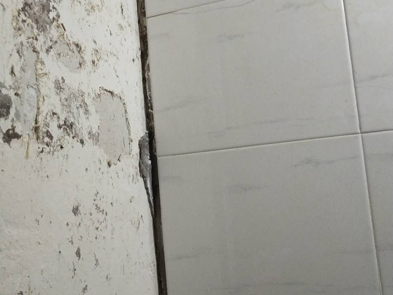 局部瓷磚拆除裝修：衛(wèi)浴用具拆除后可以對墻面瓷磚進行拆卸。拆卸一般是從墻體的下方往上方敲，從瓷磚的邊緣往里面敲，還需要根據(jù)拆卸的位置選擇適當?shù)那么u力度。敲磚是從墻體下方開始敲，從每塊瓷磚的邊緣開始敲。如果先敲上面的瓷磚，地面堆積瓷磚較多，擋住墻體下面的瓷磚，不利于拆卸。另外，敲磚過程中，要不是對地面的瓷磚進行清理，以免瓷磚過多堆積，減慢施工進度以及造成施工意外。 由于二手房的衛(wèi)浴在之前是做了一次防水的，因此在敲磚時必須注意防水層的處理，與屋主溝通好，防水層是否打掉。舊的防水層一般都不打掉，在敲磚后，在原有的防水層上面，再薄薄做一層防水，以提高衛(wèi)浴的防水能力。但如果屋主需要把防水敲掉重新再做。則敲磚需要打到批土層或打到見底。敲插座和龍頭附近的瓷磚時，要慢慢敲，小心摸清電線和水管的走向，以防損壞電線和水管。如果電線或水管已經(jīng)損壞了，要及時進行修補處理，以免留下更多后續(xù)工程。