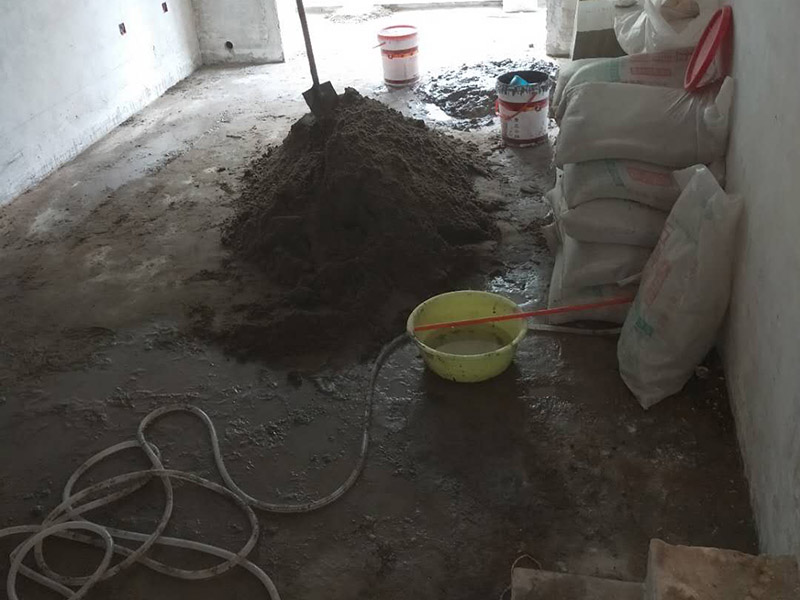 客廳地磚鋪貼裝修：首先將沙子和水泥按照3：1的比例混合后兌少量的水，使水泥和沙子混合到可以用手攥成團(tuán)的黏稠度；接著在鋪磚之前先將要鋪的地方用水潑濕。將開始和好的水泥和沙子鏟到你要鋪瓷磚的地方，鏟完以后用小鏟子初步抹平。然后瓷磚背后抹上開始和好的那盆比較稠的水泥漿，再將抹好水泥的磚小心平放到要鋪的地方，注意對縫。再用橡膠小榔頭敲實(shí)，用水平尺找平。最后在側(cè)邊用小榔頭的把手堵嚴(yán)實(shí)，完工。