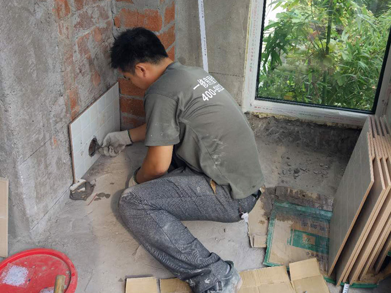 貼磚砌墻裝修：1、砌墻要注意橫平豎直。承重墻不能拆。承重墻支撐著上部樓層重量，拆了承重墻會(huì)破壞整個(gè)建筑結(jié)構(gòu)，會(huì)影響地基的穩(wěn)定。2、砌墻要注意切面的平整，以便之后粉刷?？梢韵仍趬γ嫔线M(jìn)行粗略的定位，再用卷尺準(zhǔn)確測(cè)量，后用彈線定位，在此三步驟基礎(chǔ)上開始砸墻，不僅可以保證切面的平整，而且避免了不必要的材料和工程費(fèi)用的浪費(fèi)。3、新舊墻體交接處是施工關(guān)鍵。新舊墻面交接處的施工是容易被忽視的，也是砌墻的關(guān)鍵環(huán)節(jié)。砌墻時(shí)除了注意放線砌墻以保持墻體垂直度、墻面平整度外，墻體交接處一定要打掉白灰，在新舊墻體交界處貼一層鋼絲網(wǎng)，以增強(qiáng)粘連度，防止墻體開裂。