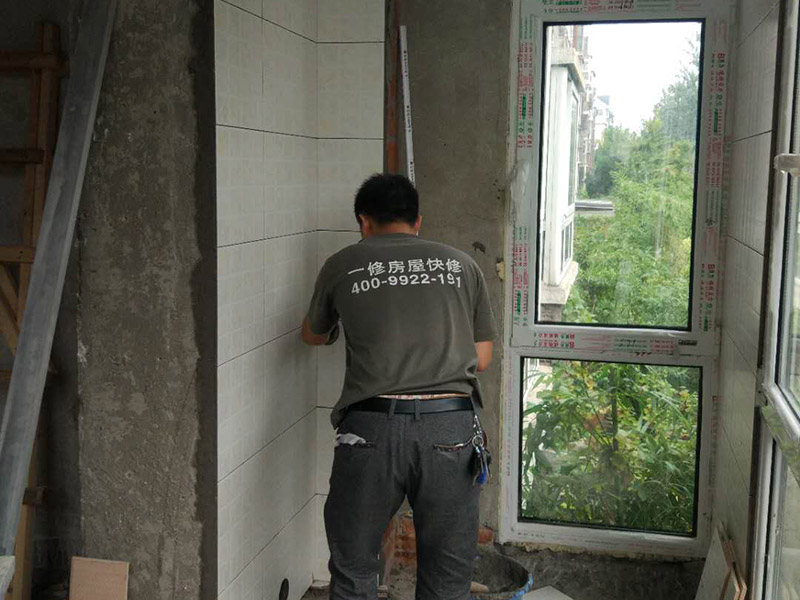 貼磚砌墻裝修：1、砌墻要注意橫平豎直。承重墻不能拆。承重墻支撐著上部樓層重量，拆了承重墻會(huì)破壞整個(gè)建筑結(jié)構(gòu)，會(huì)影響地基的穩(wěn)定。2、砌墻要注意切面的平整，以便之后粉刷。可以先在墻面上進(jìn)行粗略的定位，再用卷尺準(zhǔn)確測(cè)量，后用彈線定位，在此三步驟基礎(chǔ)上開始砸墻，不僅可以保證切面的平整，而且避免了不必要的材料和工程費(fèi)用的浪費(fèi)。3、新舊墻體交接處是施工關(guān)鍵。新舊墻面交接處的施工是容易被忽視的，也是砌墻的關(guān)鍵環(huán)節(jié)。砌墻時(shí)除了注意放線砌墻以保持墻體垂直度、墻面平整度外，墻體交接處一定要打掉白灰，在新舊墻體交界處貼一層鋼絲網(wǎng)，以增強(qiáng)粘連度，防止墻體開裂。