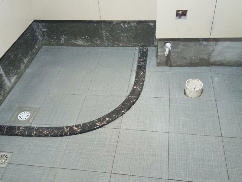 衛(wèi)生間貼磚裝修:1、 衛(wèi)生間墻面在施工前清理墻面的各類污物，用泥刀先批墻，后用水泥漿找平，防止瓷磚貼后有空鼓現(xiàn)象。2、 衛(wèi)生間內(nèi)會防止抽風機、安裝吊頂?shù)?，所以高度要特別注意，其次是墻磚與地磚的尺寸要互相對應，不能有太大的差異，最后根據(jù)高度、尺寸與整體效果來確定鋪貼方法，如果統(tǒng)一墻面瓷磚不同，大尺寸瓷磚從下往上貼，小尺寸從上往下貼。3、配料將清水逐量加入粉狀粘結劑內(nèi)，按照說明書上一定的比例調配。攪拌調和將粘結劑漿料攪拌至潤滑均勻，無明顯塊狀或糊涂結狀，將攪拌后施工漿料靜置5-10分鐘，然后再稍加攪拌