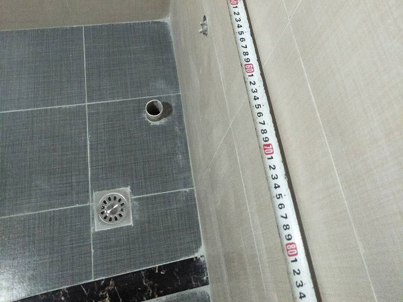 衛(wèi)生間貼磚裝修:1、 衛(wèi)生間墻面在施工前清理墻面的各類污物，用泥刀先批墻，后用水泥漿找平，防止瓷磚貼后有空鼓現(xiàn)象。2、 衛(wèi)生間內(nèi)會防止抽風機、安裝吊頂?shù)?，所以高度要特別注意，其次是墻磚與地磚的尺寸要互相對應，不能有太大的差異，最后根據(jù)高度、尺寸與整體效果來確定鋪貼方法，如果統(tǒng)一墻面瓷磚不同，大尺寸瓷磚從下往上貼，小尺寸從上往下貼。3、配料將清水逐量加入粉狀粘結劑內(nèi)，按照說明書上一定的比例調配。攪拌調和將粘結劑漿料攪拌至潤滑均勻，無明顯塊狀或糊涂結狀，將攪拌后施工漿料靜置5-10分鐘，然后再稍加攪拌