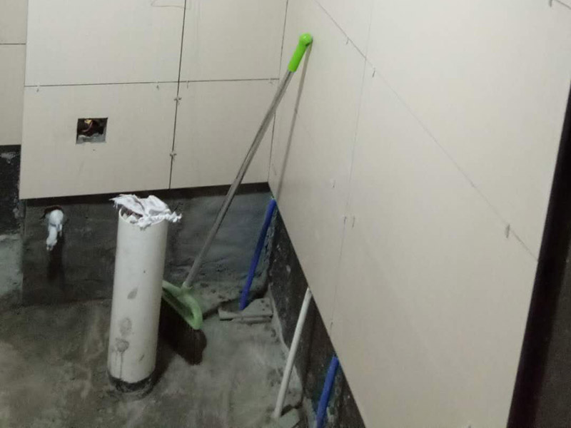 衛(wèi)生間貼磚裝修:1、 衛(wèi)生間墻面在施工前清理墻面的各類污物，用泥刀先批墻，后用水泥漿找平，防止瓷磚貼后有空鼓現(xiàn)象。2、 衛(wèi)生間內(nèi)會防止抽風機、安裝吊頂?shù)龋愿叨纫貏e注意，其次是墻磚與地磚的尺寸要互相對應，不能有太大的差異，最后根據(jù)高度、尺寸與整體效果來確定鋪貼方法，如果統(tǒng)一墻面瓷磚不同，大尺寸瓷磚從下往上貼，小尺寸從上往下貼。3、配料將清水逐量加入粉狀粘結劑內(nèi)，按照說明書上一定的比例調配。攪拌調和將粘結劑漿料攪拌至潤滑均勻，無明顯塊狀或糊涂結狀，將攪拌后施工漿料靜置5-10分鐘，然后再稍加攪拌