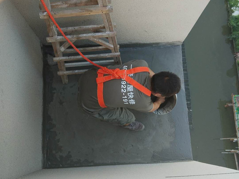 陽臺頂部外墻防水裝修：1、根據(jù)現(xiàn)場實際情況，對防水部位基層原有的外墻涂料進行清理，特別是基層破碎處、松動處進行徹底清除干凈，露出堅硬基礎。2、在基層處理干凈的基礎上，用高檔有機硅防水涂料與水按1：2的比例稀釋后，摻入高標號水泥做成灰膏，對砂眼、蜂窩、龜裂做細部處理。3、對不規(guī)則的龜裂進行修補時，超過2mm的龜裂用長絲無紡布與有機硅外墻專用涂料進行貼粘修補，以免龜裂紋繼續(xù)擴大。4、對窗口四周、檐底、預埋件、穿墻管等重要部位做加強處理。5、涂料采用涂刷法施工，涂刷的方向、行程長短應一致，涂刷應均勻不得漏刷。6、機械噴涂施工時做到噴涂均勻，壓茬到位，不得漏噴，使表面光滑。7、施工完畢后將現(xiàn)場衛(wèi)生清理干凈。