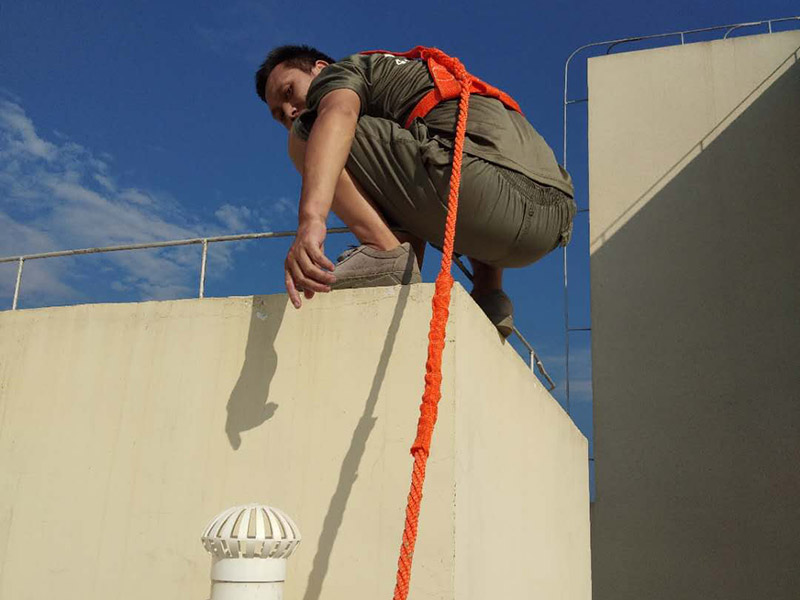 陽臺頂部外墻防水裝修：1、根據(jù)現(xiàn)場實際情況，對防水部位基層原有的外墻涂料進行清理，特別是基層破碎處、松動處進行徹底清除干凈，露出堅硬基礎。2、在基層處理干凈的基礎上，用高檔有機硅防水涂料與水按1：2的比例稀釋后，摻入高標號水泥做成灰膏，對砂眼、蜂窩、龜裂做細部處理。3、對不規(guī)則的龜裂進行修補時，超過2mm的龜裂用長絲無紡布與有機硅外墻專用涂料進行貼粘修補，以免龜裂紋繼續(xù)擴大。4、對窗口四周、檐底、預埋件、穿墻管等重要部位做加強處理。5、涂料采用涂刷法施工，涂刷的方向、行程長短應一致，涂刷應均勻不得漏刷。6、機械噴涂施工時做到噴涂均勻，壓茬到位，不得漏噴，使表面光滑。7、施工完畢后將現(xiàn)場衛(wèi)生清理干凈。