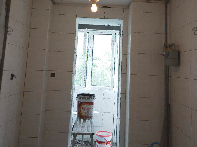 陽(yáng)臺(tái)貼磚裝修：一、瓷磚是否要貼到頂：對(duì)于陽(yáng)臺(tái)墻磚所貼的高度，一般的陽(yáng)臺(tái)貼1.2米-1.5米高度就夠了！比洗衣機(jī)高點(diǎn)就行。老師傅建議貼瓷磚，一個(gè)是整體效果要好，二是打掃要方便。所以還是建議把瓷磚貼到頂，這樣不僅美觀而且以后清理打掃也方便。二、陽(yáng)臺(tái)瓷磚如何收邊：其實(shí)最簡(jiǎn)單的方法就是不銹鋼收邊。三、瓷磚和乳膠漆如何銜接：老師傅給的建議是先貼好陽(yáng)臺(tái)瓷磚，再掛內(nèi)墻膩?zhàn)樱ǔ＝Y(jié)合部在轉(zhuǎn)角處，膩?zhàn)右痛纱u側(cè)面抹齊平，涂刷乳膠漆時(shí)，結(jié)合處用刷子沿邊緣手刷即可。四、要不要裝吊頂：老師傅建議采用石材線條、或木線條配合設(shè)計(jì)來(lái)達(dá)到瓷磚和吊頂?shù)氖者呅Ч? width=