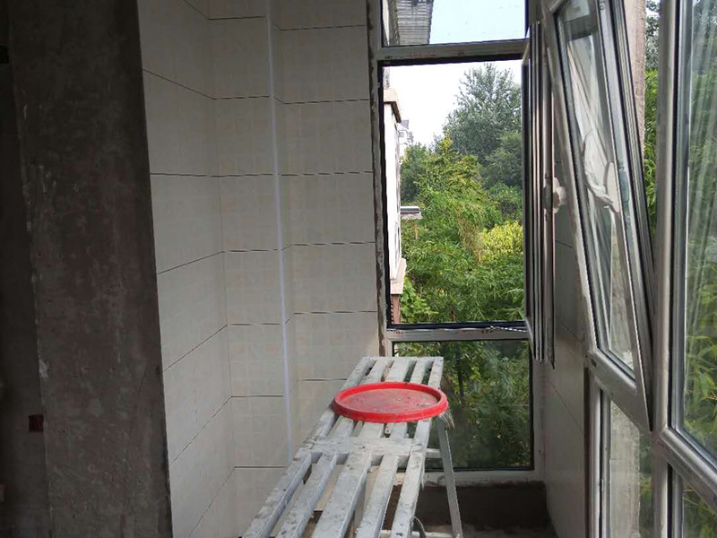 陽(yáng)臺(tái)貼磚裝修：一、瓷磚是否要貼到頂：對(duì)于陽(yáng)臺(tái)墻磚所貼的高度，一般的陽(yáng)臺(tái)貼1.2米-1.5米高度就夠了！比洗衣機(jī)高點(diǎn)就行。老師傅建議貼瓷磚，一個(gè)是整體效果要好，二是打掃要方便。所以還是建議把瓷磚貼到頂，這樣不僅美觀而且以后清理打掃也方便。二、陽(yáng)臺(tái)瓷磚如何收邊：其實(shí)最簡(jiǎn)單的方法就是不銹鋼收邊。三、瓷磚和乳膠漆如何銜接：老師傅給的建議是先貼好陽(yáng)臺(tái)瓷磚，再掛內(nèi)墻膩?zhàn)?，通常結(jié)合部在轉(zhuǎn)角處，膩?zhàn)右痛纱u側(cè)面抹齊平，涂刷乳膠漆時(shí)，結(jié)合處用刷子沿邊緣手刷即可。四、要不要裝吊頂：老師傅建議采用石材線條、或木線條配合設(shè)計(jì)來(lái)達(dá)到瓷磚和吊頂?shù)氖者呅Ч? width=