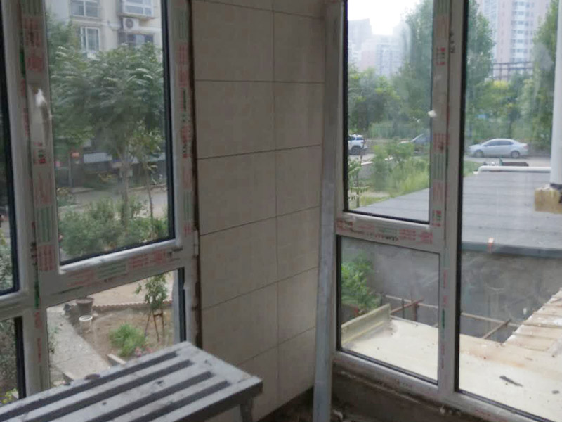 陽(yáng)臺(tái)貼磚裝修：一、瓷磚是否要貼到頂：對(duì)于陽(yáng)臺(tái)墻磚所貼的高度，一般的陽(yáng)臺(tái)貼1.2米-1.5米高度就夠了！比洗衣機(jī)高點(diǎn)就行。老師傅建議貼瓷磚，一個(gè)是整體效果要好，二是打掃要方便。所以還是建議把瓷磚貼到頂，這樣不僅美觀而且以后清理打掃也方便。二、陽(yáng)臺(tái)瓷磚如何收邊：其實(shí)最簡(jiǎn)單的方法就是不銹鋼收邊。三、瓷磚和乳膠漆如何銜接：老師傅給的建議是先貼好陽(yáng)臺(tái)瓷磚，再掛內(nèi)墻膩?zhàn)?，通常結(jié)合部在轉(zhuǎn)角處，膩?zhàn)右痛纱u側(cè)面抹齊平，涂刷乳膠漆時(shí)，結(jié)合處用刷子沿邊緣手刷即可。四、要不要裝吊頂：老師傅建議采用石材線條、或木線條配合設(shè)計(jì)來(lái)達(dá)到瓷磚和吊頂?shù)氖者呅Ч? width=