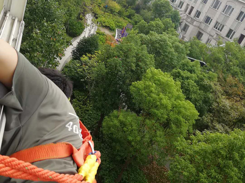 外墻窗戶打膠裝修：修補膠是針對塑鋼在安裝，及運輸過程中出現(xiàn)的細(xì)小及明顯的裂縫用來修補的膠，有點像牙膏一樣，使用方法，將修補面徹底清洗干凈，干燥，用美工刀片順著裂縫刮出1-2mm的倒角口，再將膠刮入裂縫中，用刀片修平，待到膠體7分干的時候再用刀片將裂縫周圍多余的膠修去，如果感覺效果還是不好的話，等到膠體完全干透以后用1500號以上的水砂紙蘸水輕輕打磨即可。 師傅有專門打膠的工具，打膠完成后要用手抹平！像劑牙膏一樣將修補膠涂在需修正的地方，等干后用鏟鏟平，再用細(xì)紗紙磨平。擠出來直接涂在裂縫上抹平。