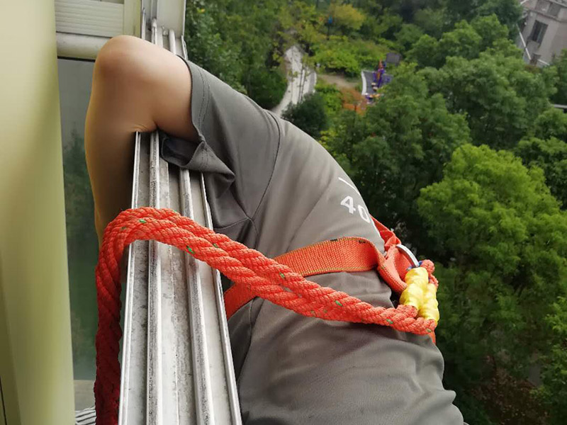 外墻窗戶打膠裝修：修補膠是針對塑鋼在安裝，及運輸過程中出現(xiàn)的細(xì)小及明顯的裂縫用來修補的膠，有點像牙膏一樣，使用方法，將修補面徹底清洗干凈，干燥，用美工刀片順著裂縫刮出1-2mm的倒角口，再將膠刮入裂縫中，用刀片修平，待到膠體7分干的時候再用刀片將裂縫周圍多余的膠修去，如果感覺效果還是不好的話，等到膠體完全干透以后用1500號以上的水砂紙蘸水輕輕打磨即可。 師傅有專門打膠的工具，打膠完成后要用手抹平！像劑牙膏一樣將修補膠涂在需修正的地方，等干后用鏟鏟平，再用細(xì)紗紙磨平。擠出來直接涂在裂縫上抹平。