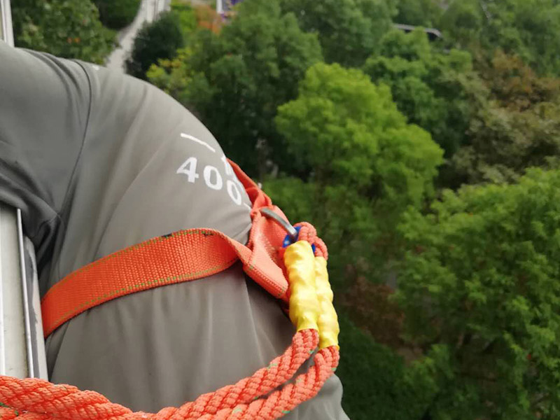 外墻窗戶打膠裝修：修補膠是針對塑鋼在安裝，及運輸過程中出現(xiàn)的細(xì)小及明顯的裂縫用來修補的膠，有點像牙膏一樣，使用方法，將修補面徹底清洗干凈，干燥，用美工刀片順著裂縫刮出1-2mm的倒角口，再將膠刮入裂縫中，用刀片修平，待到膠體7分干的時候再用刀片將裂縫周圍多余的膠修去，如果感覺效果還是不好的話，等到膠體完全干透以后用1500號以上的水砂紙蘸水輕輕打磨即可。 師傅有專門打膠的工具，打膠完成后要用手抹平！像劑牙膏一樣將修補膠涂在需修正的地方，等干后用鏟鏟平，再用細(xì)紗紙磨平。擠出來直接涂在裂縫上抹平。