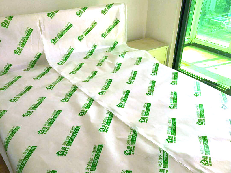 吊頂空鼓維修方案:空鼓形成的原因很多,主要有以下五種： 1、基層沒有清掃干凈； 2、水泥沙漿水灰比過大； 3、表面沒有壓實； 4、由于開發(fā)商為了節(jié)省材料降低成本在抹灰及找平部位少用材料或亂用材料； 5、由于墻面抹灰跟地面找平后濕水不夠引起材料燒壞形成的空鼓。 墻面空鼓允許范圍是0.02平方米，地面空鼓允許范圍是0.04平方米。處理辦法：鑿開空鼓部位，重做找平層或抹灰層。