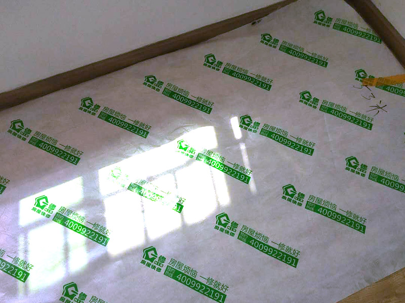 吊頂空鼓維修方案:空鼓形成的原因很多,主要有以下五種： 1、基層沒有清掃干凈； 2、水泥沙漿水灰比過大； 3、表面沒有壓實； 4、由于開發(fā)商為了節(jié)省材料降低成本在抹灰及找平部位少用材料或亂用材料； 5、由于墻面抹灰跟地面找平后濕水不夠引起材料燒壞形成的空鼓。 墻面空鼓允許范圍是0.02平方米，地面空鼓允許范圍是0.04平方米。處理辦法：鑿開空鼓部位，重做找平層或抹灰層。