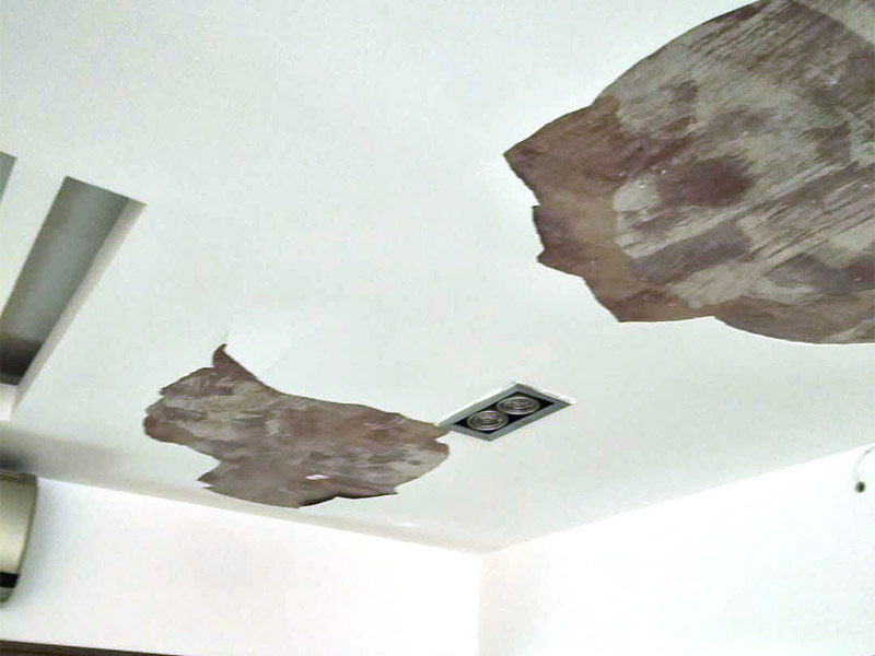 吊頂空鼓維修方案:空鼓形成的原因很多,主要有以下五種： 1、基層沒有清掃干凈； 2、水泥沙漿水灰比過大； 3、表面沒有壓實； 4、由于開發(fā)商為了節(jié)省材料降低成本在抹灰及找平部位少用材料或亂用材料； 5、由于墻面抹灰跟地面找平后濕水不夠引起材料燒壞形成的空鼓。 墻面空鼓允許范圍是0.02平方米，地面空鼓允許范圍是0.04平方米。處理辦法：鑿開空鼓部位，重做找平層或抹灰層。