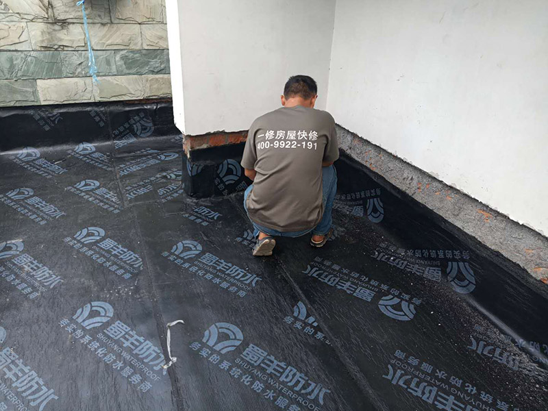 露臺防水裝修:先是找到原來的防水層，然后將其鏟除，處理好露臺的基面，注意不能留有油膩、蠟等任何碎屑物質(zhì)，保證基面的平整、干凈，如果發(fā)現(xiàn)有孔隙或者是裂縫，則需要先進(jìn)行修補(bǔ)。接著是進(jìn)行找平處理，然后排干下部保溫層里面的積水，再設(shè)若干排氣孔進(jìn)行排氣措施。在做好了阻根防水層后，我們還需要進(jìn)行找坡處理，避免形成部分儲水。一般來說是利用水泥砂漿來進(jìn)行找平、找坡，注意坡度不能小于百分之三。觀察不漏水則為及格，然后在防水層上做水泥砂漿保護(hù)層等各項維護(hù)及瓷磚鋪貼，最后做露臺的綠化工作。