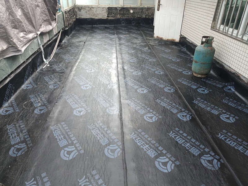 露臺防水裝修:先是找到原來的防水層，然后將其鏟除，處理好露臺的基面，注意不能留有油膩、蠟等任何碎屑物質(zhì)，保證基面的平整、干凈，如果發(fā)現(xiàn)有孔隙或者是裂縫，則需要先進(jìn)行修補(bǔ)。接著是進(jìn)行找平處理，然后排干下部保溫層里面的積水，再設(shè)若干排氣孔進(jìn)行排氣措施。在做好了阻根防水層后，我們還需要進(jìn)行找坡處理，避免形成部分儲水。一般來說是利用水泥砂漿來進(jìn)行找平、找坡，注意坡度不能小于百分之三。觀察不漏水則為及格，然后在防水層上做水泥砂漿保護(hù)層等各項維護(hù)及瓷磚鋪貼，最后做露臺的綠化工作。