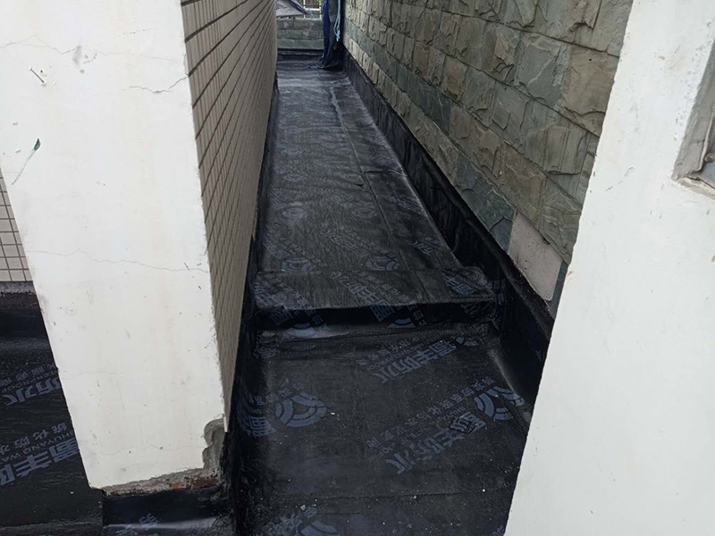 露臺防水裝修:先是找到原來的防水層，然后將其鏟除，處理好露臺的基面，注意不能留有油膩、蠟等任何碎屑物質(zhì)，保證基面的平整、干凈，如果發(fā)現(xiàn)有孔隙或者是裂縫，則需要先進(jìn)行修補(bǔ)。接著是進(jìn)行找平處理，然后排干下部保溫層里面的積水，再設(shè)若干排氣孔進(jìn)行排氣措施。在做好了阻根防水層后，我們還需要進(jìn)行找坡處理，避免形成部分儲水。一般來說是利用水泥砂漿來進(jìn)行找平、找坡，注意坡度不能小于百分之三。觀察不漏水則為及格，然后在防水層上做水泥砂漿保護(hù)層等各項維護(hù)及瓷磚鋪貼，最后做露臺的綠化工作。