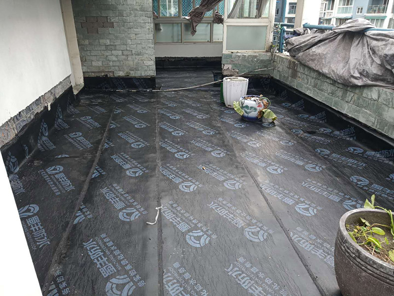 露臺防水裝修:先是找到原來的防水層，然后將其鏟除，處理好露臺的基面，注意不能留有油膩、蠟等任何碎屑物質(zhì)，保證基面的平整、干凈，如果發(fā)現(xiàn)有孔隙或者是裂縫，則需要先進(jìn)行修補(bǔ)。接著是進(jìn)行找平處理，然后排干下部保溫層里面的積水，再設(shè)若干排氣孔進(jìn)行排氣措施。在做好了阻根防水層后，我們還需要進(jìn)行找坡處理，避免形成部分儲水。一般來說是利用水泥砂漿來進(jìn)行找平、找坡，注意坡度不能小于百分之三。觀察不漏水則為及格，然后在防水層上做水泥砂漿保護(hù)層等各項維護(hù)及瓷磚鋪貼，最后做露臺的綠化工作。