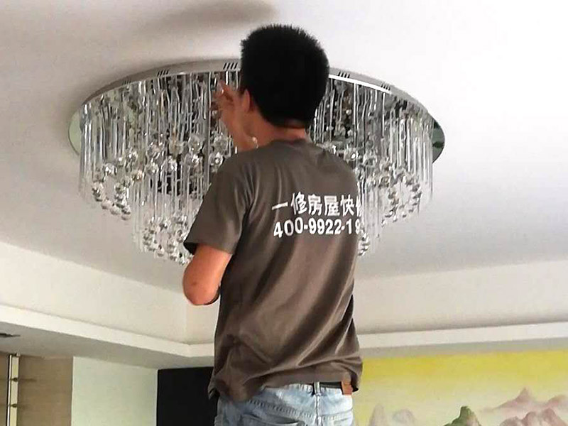 水晶吸頂燈裝修：1、安裝水晶吸頂燈的房間天花上確定安裝位置，并且預(yù)埋上螺栓，或用膨脹螺栓、尼龍塞或塑料塞固定，一般都采用膨脹螺栓; 2、當(dāng)采用膨脹螺栓固定時(shí)，應(yīng)按產(chǎn)品的技術(shù)要求選擇螺栓規(guī)格，其鉆孔直徑和埋設(shè)深度要與螺栓規(guī)格相符; 3、水晶吸頂燈安裝前檢查引向每個(gè)燈飾的導(dǎo)線線芯的截面，銅芯軟線不小于0.4mm2，銅芯不小于0.5mm2，否則引線必須更換;導(dǎo)線與燈頭的連接、燈頭間并聯(lián)導(dǎo)線的連接要牢固，電氣接觸應(yīng)良好，以免由于接觸不良，出現(xiàn)導(dǎo)線與接線端之間產(chǎn)生火花，而發(fā)生危險(xiǎn); 4、將水晶吸頂燈固定在預(yù)埋的膨脹螺栓上，且每個(gè)燈飾用于固定的螺栓或螺釘不應(yīng)少于2個(gè); 5、連接水晶吸頂燈電線，使其通電，并檢查水晶吸頂燈是否固定牢固。 6、檢查電路連接是否正常。