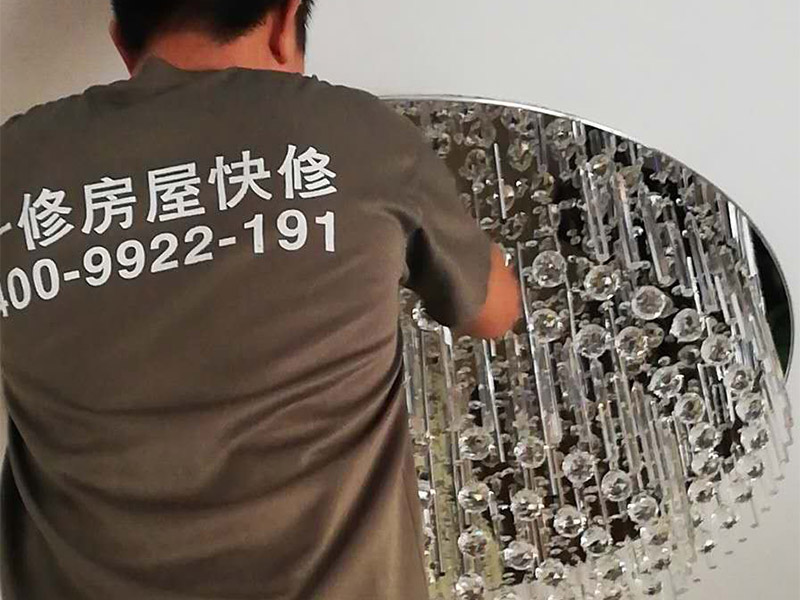 水晶吸頂燈裝修：1、安裝水晶吸頂燈的房間天花上確定安裝位置，并且預(yù)埋上螺栓，或用膨脹螺栓、尼龍塞或塑料塞固定，一般都采用膨脹螺栓; 2、當(dāng)采用膨脹螺栓固定時(shí)，應(yīng)按產(chǎn)品的技術(shù)要求選擇螺栓規(guī)格，其鉆孔直徑和埋設(shè)深度要與螺栓規(guī)格相符; 3、水晶吸頂燈安裝前檢查引向每個(gè)燈飾的導(dǎo)線線芯的截面，銅芯軟線不小于0.4mm2，銅芯不小于0.5mm2，否則引線必須更換;導(dǎo)線與燈頭的連接、燈頭間并聯(lián)導(dǎo)線的連接要牢固，電氣接觸應(yīng)良好，以免由于接觸不良，出現(xiàn)導(dǎo)線與接線端之間產(chǎn)生火花，而發(fā)生危險(xiǎn); 4、將水晶吸頂燈固定在預(yù)埋的膨脹螺栓上，且每個(gè)燈飾用于固定的螺栓或螺釘不應(yīng)少于2個(gè); 5、連接水晶吸頂燈電線，使其通電，并檢查水晶吸頂燈是否固定牢固。 6、檢查電路連接是否正常。