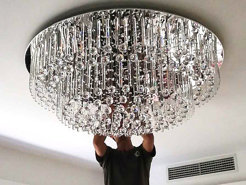 水晶吸頂燈裝修：1、安裝水晶吸頂燈的房間天花上確定安裝位置，并且預(yù)埋上螺栓，或用膨脹螺栓、尼龍塞或塑料塞固定，一般都采用膨脹螺栓; 2、當(dāng)采用膨脹螺栓固定時(shí)，應(yīng)按產(chǎn)品的技術(shù)要求選擇螺栓規(guī)格，其鉆孔直徑和埋設(shè)深度要與螺栓規(guī)格相符; 3、水晶吸頂燈安裝前檢查引向每個(gè)燈飾的導(dǎo)線線芯的截面，銅芯軟線不小于0.4mm2，銅芯不小于0.5mm2，否則引線必須更換;導(dǎo)線與燈頭的連接、燈頭間并聯(lián)導(dǎo)線的連接要牢固，電氣接觸應(yīng)良好，以免由于接觸不良，出現(xiàn)導(dǎo)線與接線端之間產(chǎn)生火花，而發(fā)生危險(xiǎn); 4、將水晶吸頂燈固定在預(yù)埋的膨脹螺栓上，且每個(gè)燈飾用于固定的螺栓或螺釘不應(yīng)少于2個(gè); 5、連接水晶吸頂燈電線，使其通電，并檢查水晶吸頂燈是否固定牢固。 6、檢查電路連接是否正常。