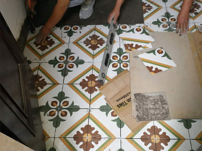 地面貼磚裝修：地磚鋪設前，都要浸泡，以免地磚的吸收率問題導致吸收水泥中的水份而出現緊繃開裂。地面需要用勺子或者水管，把地面基層用水淋濕。這個作業(yè)時，減少灰塵。還能讓地面吸收部分水份。不會產生缺水現象。接下來，是水泥墊層的攪拌，鋪砌時宜采用水泥漿或干鋪泥灑水作粘結。地磚摸好水泥油后，應該用膠錘慢慢的拍打，達到水平儀的標準即可。地磚面層的表面在貼完后半小時內，用水抹布處理潔凈、平整、堅實；瓷板間拼縫寬度應符合設計要求，拼縫寬度不宜大于2毫米。