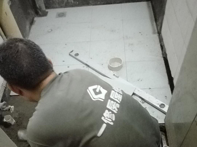 衛(wèi)生間地面瓷磚鋪貼：地磚鋪貼前，將地面清掃干凈；接著根據(jù)排版規(guī)劃設(shè)置水平線，并進(jìn)行分塊；然后地面灑水、砂漿攪拌、打砂漿基層，然后開始鋪貼，要用橡皮錘均勻敲擊，調(diào)整與水平線及其它地磚的水平度及縫隙的大小，再用刮刀從磚縫中間劃一道，保證磚與磚之間要有一定的、均勻的縫隙，防止熱脹冷縮對(duì)磚造成損壞，用刮刀在兩塊磚上縱向來回劃拉，檢查兩塊磚是否平齊；最后表面清理，勾縫。