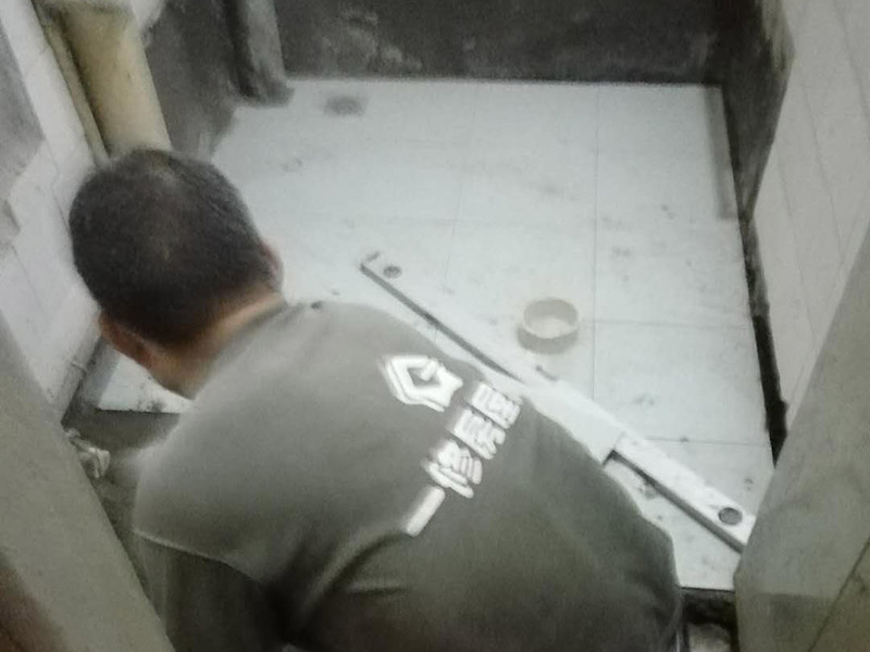 衛(wèi)生間地面瓷磚鋪貼：地磚鋪貼前，將地面清掃干凈；接著根據(jù)排版規(guī)劃設(shè)置水平線，并進(jìn)行分塊；然后地面灑水、砂漿攪拌、打砂漿基層，然后開始鋪貼，要用橡皮錘均勻敲擊，調(diào)整與水平線及其它地磚的水平度及縫隙的大小，再用刮刀從磚縫中間劃一道，保證磚與磚之間要有一定的、均勻的縫隙，防止熱脹冷縮對(duì)磚造成損壞，用刮刀在兩塊磚上縱向來回劃拉，檢查兩塊磚是否平齊；最后表面清理，勾縫。