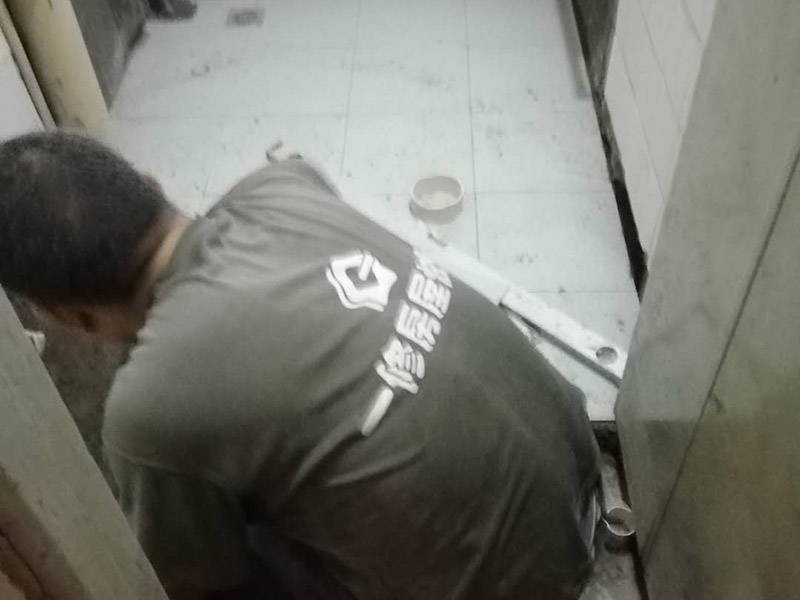 衛(wèi)生間地面瓷磚鋪貼：地磚鋪貼前，將地面清掃干凈；接著根據(jù)排版規(guī)劃設(shè)置水平線，并進(jìn)行分塊；然后地面灑水、砂漿攪拌、打砂漿基層，然后開始鋪貼，要用橡皮錘均勻敲擊，調(diào)整與水平線及其它地磚的水平度及縫隙的大小，再用刮刀從磚縫中間劃一道，保證磚與磚之間要有一定的、均勻的縫隙，防止熱脹冷縮對(duì)磚造成損壞，用刮刀在兩塊磚上縱向來回劃拉，檢查兩塊磚是否平齊；最后表面清理，勾縫。