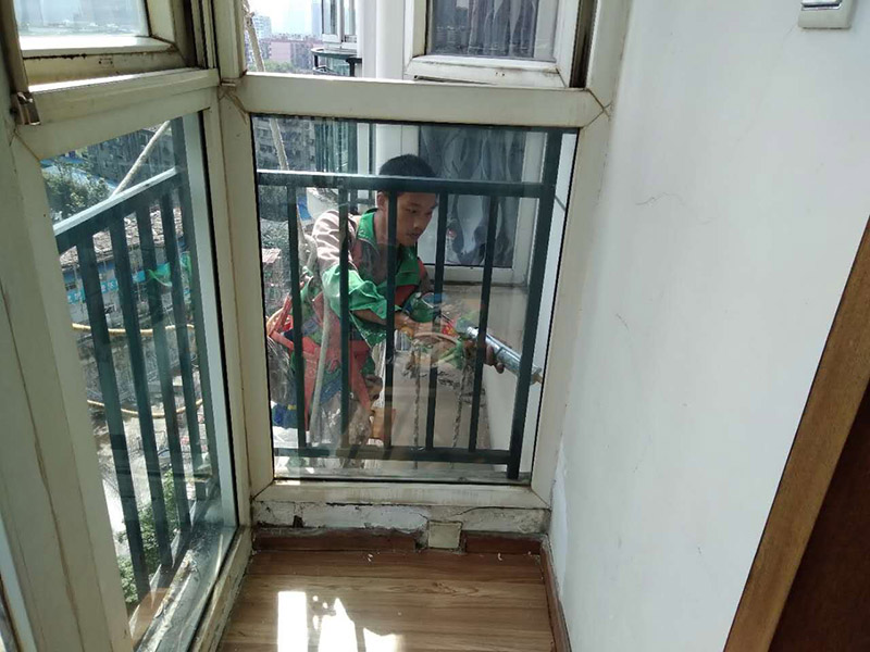 窗戶打膠維修：修補膠是針對塑鋼在安裝，及運輸過程中出現(xiàn)的細(xì)小及明顯的裂縫用來修補的膠，有點像牙膏一樣，使用方法，將修補面徹底清洗干凈，干燥，用美工刀片順著裂縫刮出1-2mm的倒角口，再將膠刮入裂縫中，用刀片修平，待到膠體7分干的時候再用刀片將裂縫周圍多余的膠修去，如果感覺效果還是不好的話，等到膠體完全干透以后用1500號以上的水砂紙蘸水輕輕打磨即可。
師傅有專門打膠的工具，打膠完成后要用手抹平！像劑牙膏一樣將修補膠涂在需修正的地方，等干后用鏟鏟平，再用細(xì)紗紙磨平。擠出來直接涂在裂縫上抹平。