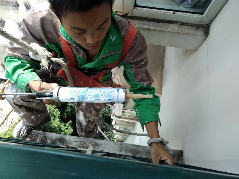 窗戶打膠維修：修補膠是針對塑鋼在安裝，及運輸過程中出現(xiàn)的細(xì)小及明顯的裂縫用來修補的膠，有點像牙膏一樣，使用方法，將修補面徹底清洗干凈，干燥，用美工刀片順著裂縫刮出1-2mm的倒角口，再將膠刮入裂縫中，用刀片修平，待到膠體7分干的時候再用刀片將裂縫周圍多余的膠修去，如果感覺效果還是不好的話，等到膠體完全干透以后用1500號以上的水砂紙蘸水輕輕打磨即可。
師傅有專門打膠的工具，打膠完成后要用手抹平！像劑牙膏一樣將修補膠涂在需修正的地方，等干后用鏟鏟平，再用細(xì)紗紙磨平。擠出來直接涂在裂縫上抹平。