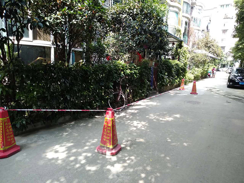 窗戶打膠維修：修補膠是針對塑鋼在安裝，及運輸過程中出現(xiàn)的細(xì)小及明顯的裂縫用來修補的膠，有點像牙膏一樣，使用方法，將修補面徹底清洗干凈，干燥，用美工刀片順著裂縫刮出1-2mm的倒角口，再將膠刮入裂縫中，用刀片修平，待到膠體7分干的時候再用刀片將裂縫周圍多余的膠修去，如果感覺效果還是不好的話，等到膠體完全干透以后用1500號以上的水砂紙蘸水輕輕打磨即可。
師傅有專門打膠的工具，打膠完成后要用手抹平！像劑牙膏一樣將修補膠涂在需修正的地方，等干后用鏟鏟平，再用細(xì)紗紙磨平。擠出來直接涂在裂縫上抹平。