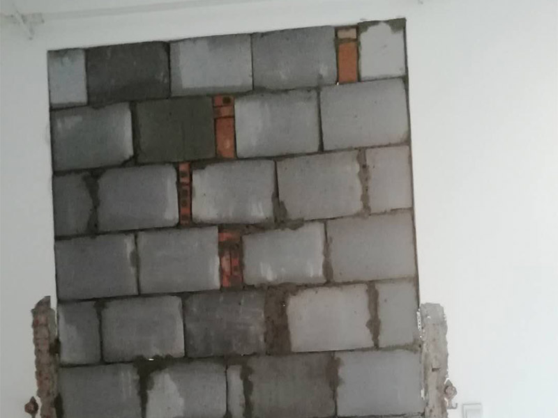 局部砌墻維修：首先根據(jù)房間情況進行定位，確定砌墻位置合理；攪拌好水泥砂漿，新舊墻體連接處，需要植筋，這樣墻體連接穩(wěn)固。植筋需要打鋼筋進舊墻體，深度要深；植筋出間隔大約為50厘米。墻上如果有門，需要做門梁，梁內(nèi)要有鋼筋。墻體砌好后，在水泥批蕩前，最好掛網(wǎng)處理，這樣水泥砂漿和墻體能更好結(jié)合，防止以后出現(xiàn)裂痕。批蕩后，要保養(yǎng)一段時間。就是定期灑點水上去啦。