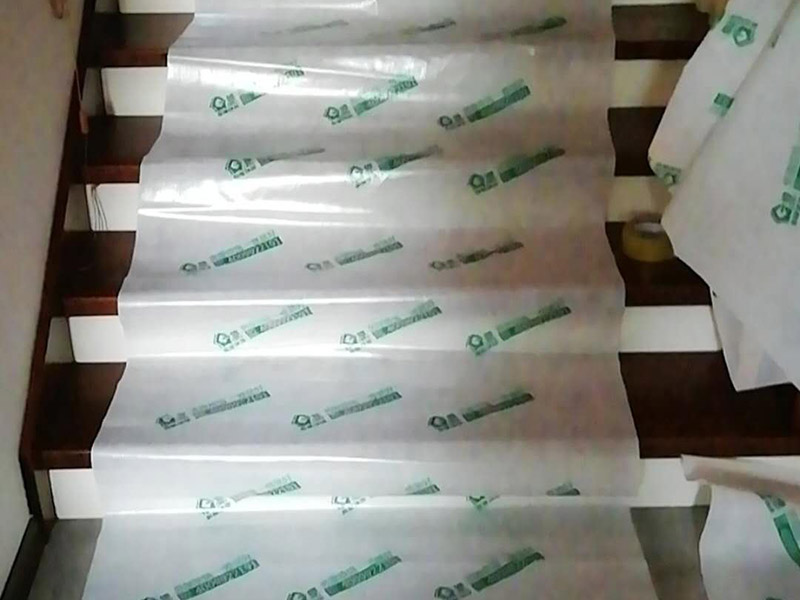 局部砌墻維修：首先根據(jù)房間情況進行定位，確定砌墻位置合理；攪拌好水泥砂漿，新舊墻體連接處，需要植筋，這樣墻體連接穩(wěn)固。植筋需要打鋼筋進舊墻體，深度要深；植筋出間隔大約為50厘米。墻上如果有門，需要做門梁，梁內(nèi)要有鋼筋。墻體砌好后，在水泥批蕩前，最好掛網(wǎng)處理，這樣水泥砂漿和墻體能更好結(jié)合，防止以后出現(xiàn)裂痕。批蕩后，要保養(yǎng)一段時間。就是定期灑點水上去啦。